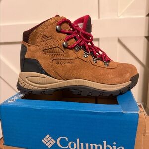 Columbia Women's Waterproof  Hiking Boots size 6.5. NWT